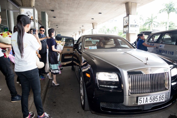 Ly Nha Ky ngoi xe Rolls-Royce hon 40 ty di du su kien-Hinh-9